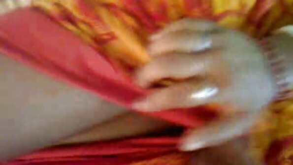 ಪ್ರಚೋದಿತ ಶ್ಯಾಮಲೆ ಸಾರ್ವಜನಿಕ ಉದ್ಯಾನವನದಲ್ಲಿ ಕೋಳಿಯನ್ನು ತೆಗೆದುಕೊಳ್ಳುತ್ತದೆ